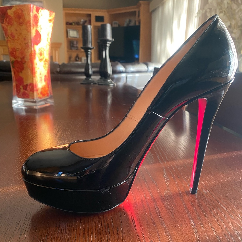 (FITS LIKE A SIZE 9 and 9.5) Christian Louboutin Black only tried on indoors - Picture 3 of 16